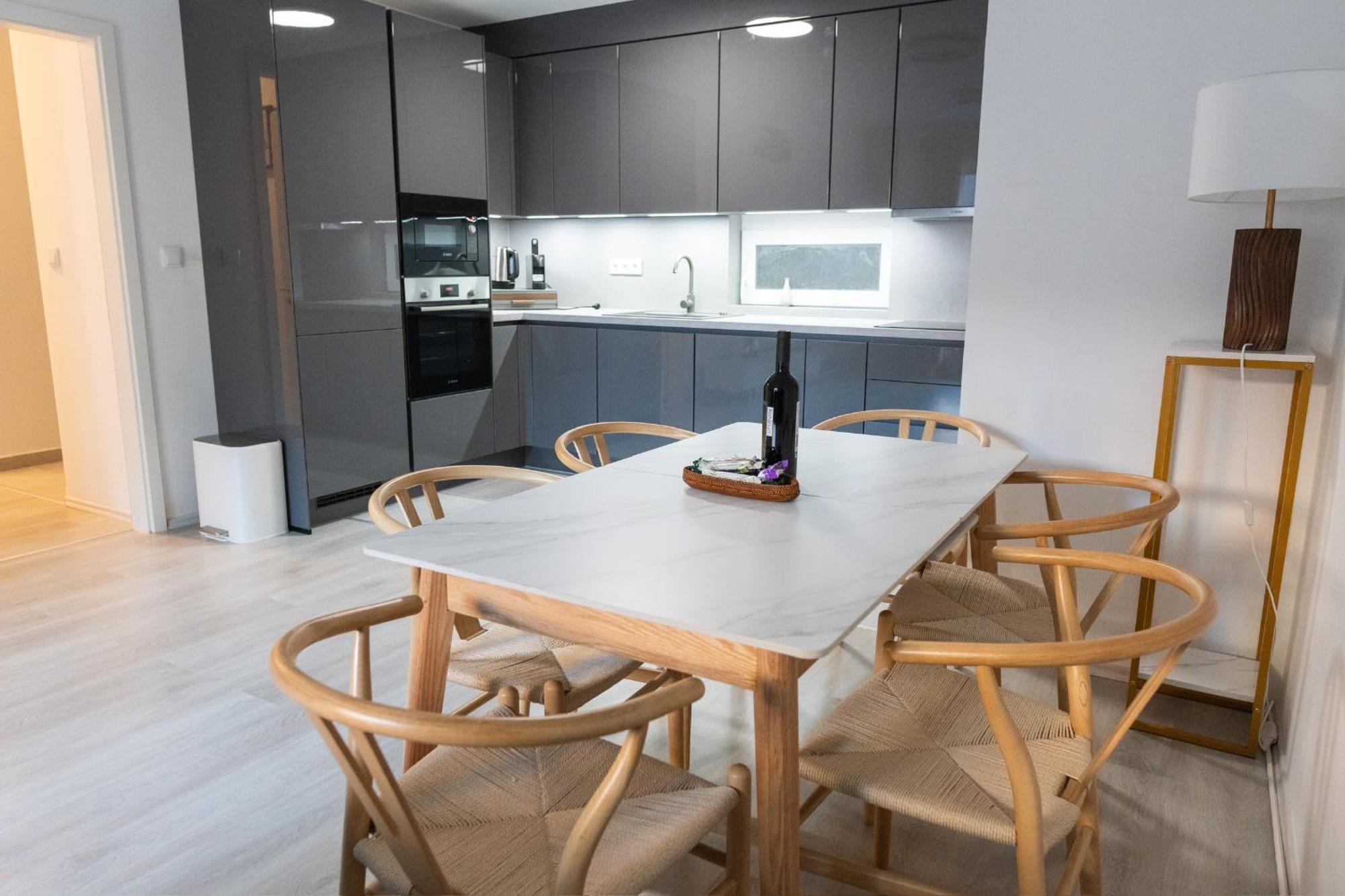 Downtown 2 Bedrooms Nearby Duna River Balcony-garage 10 Euro Per Day *