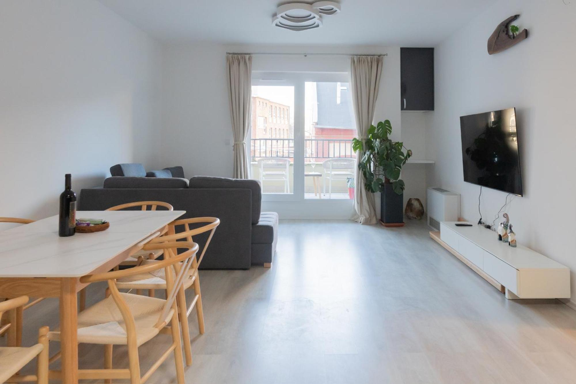 Downtown 2 Bedrooms Nearby Duna River Balcony-garage 10 Euro Per Day Apartment