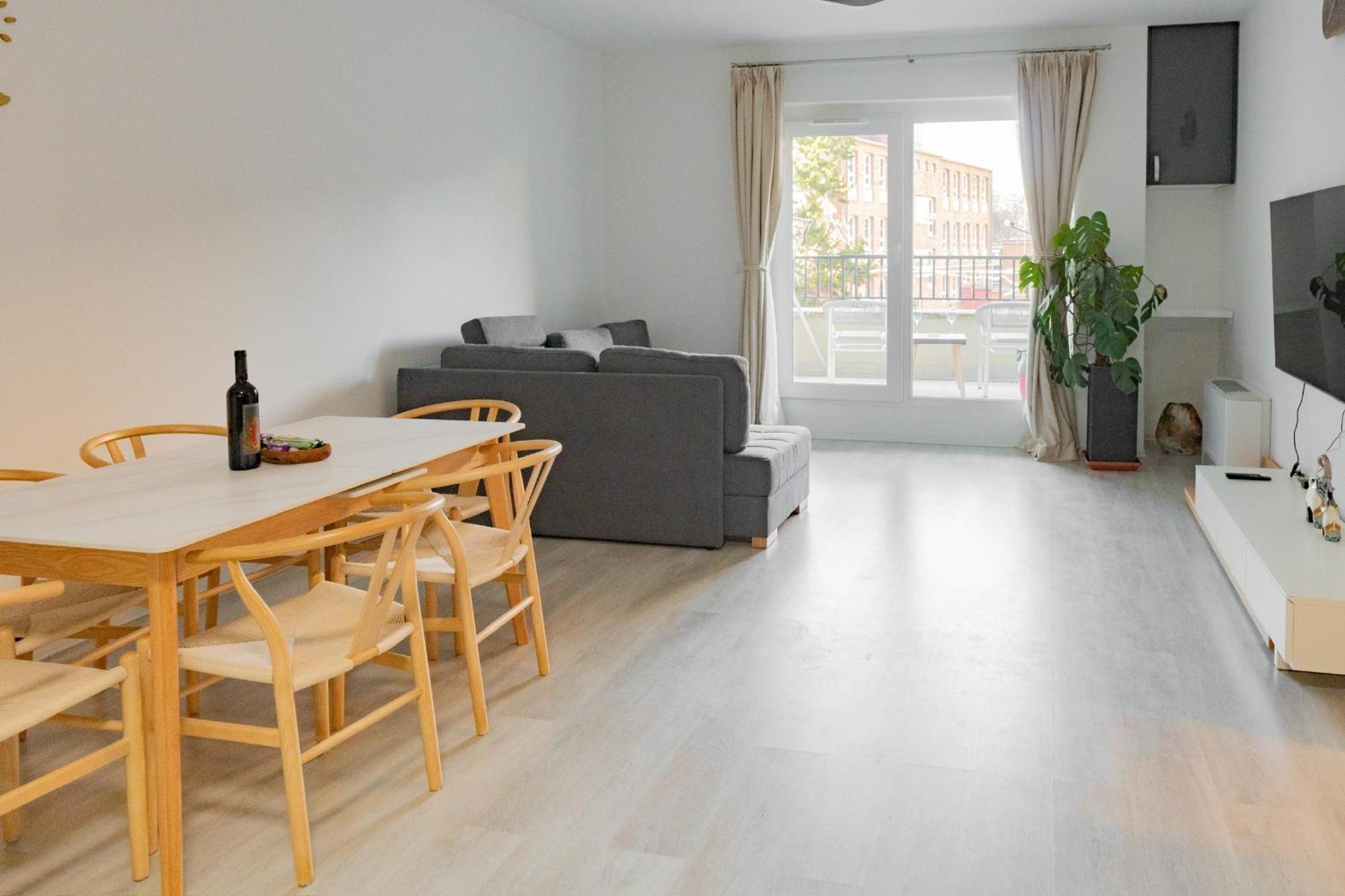 Apartment Downtown 2 Bedrooms Nearby Duna River Balcony-garage 10 Euro Per Day *