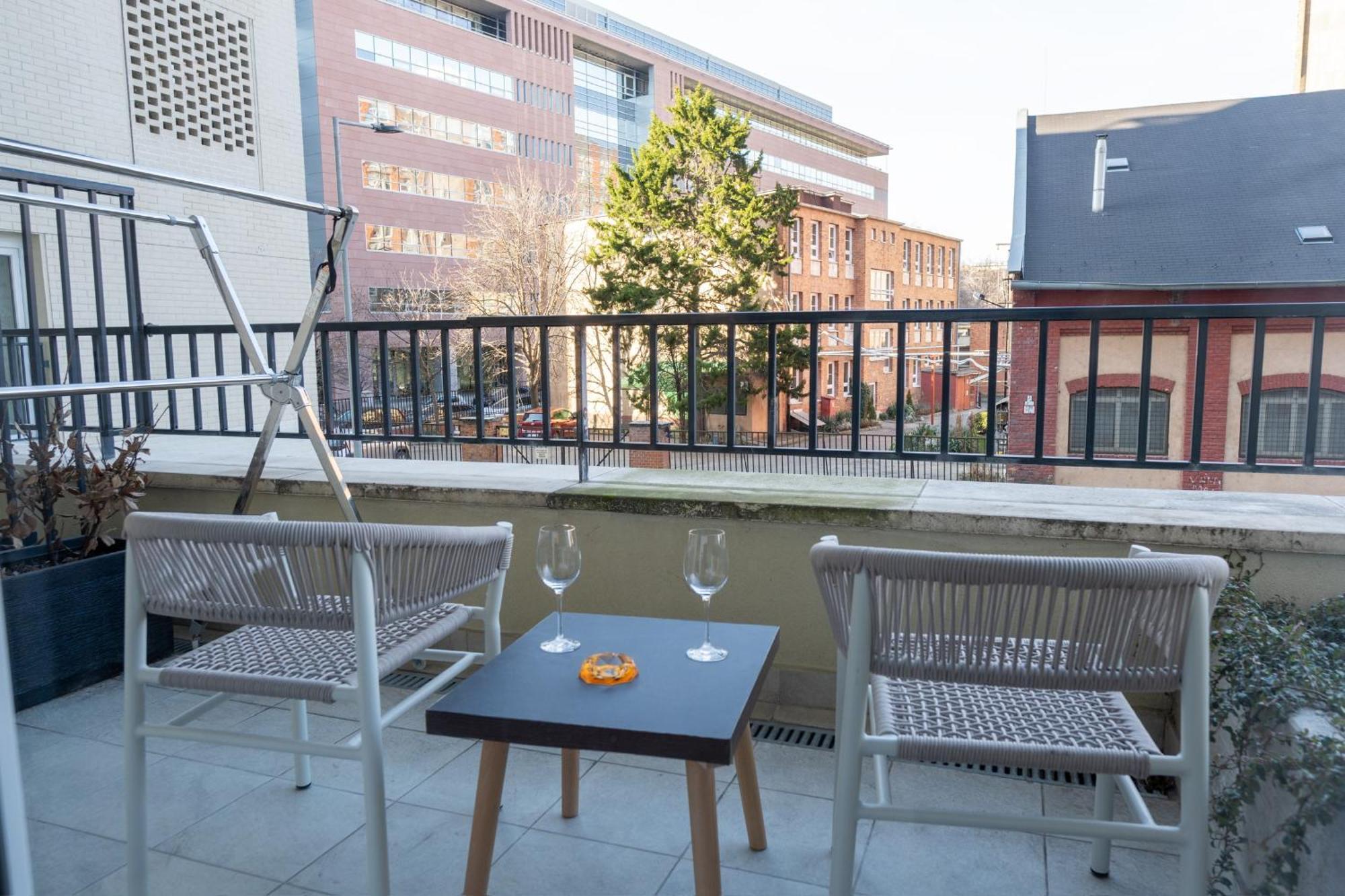 Downtown 2 Bedrooms Nearby Duna River Balcony-garage 10 Euro Per Day