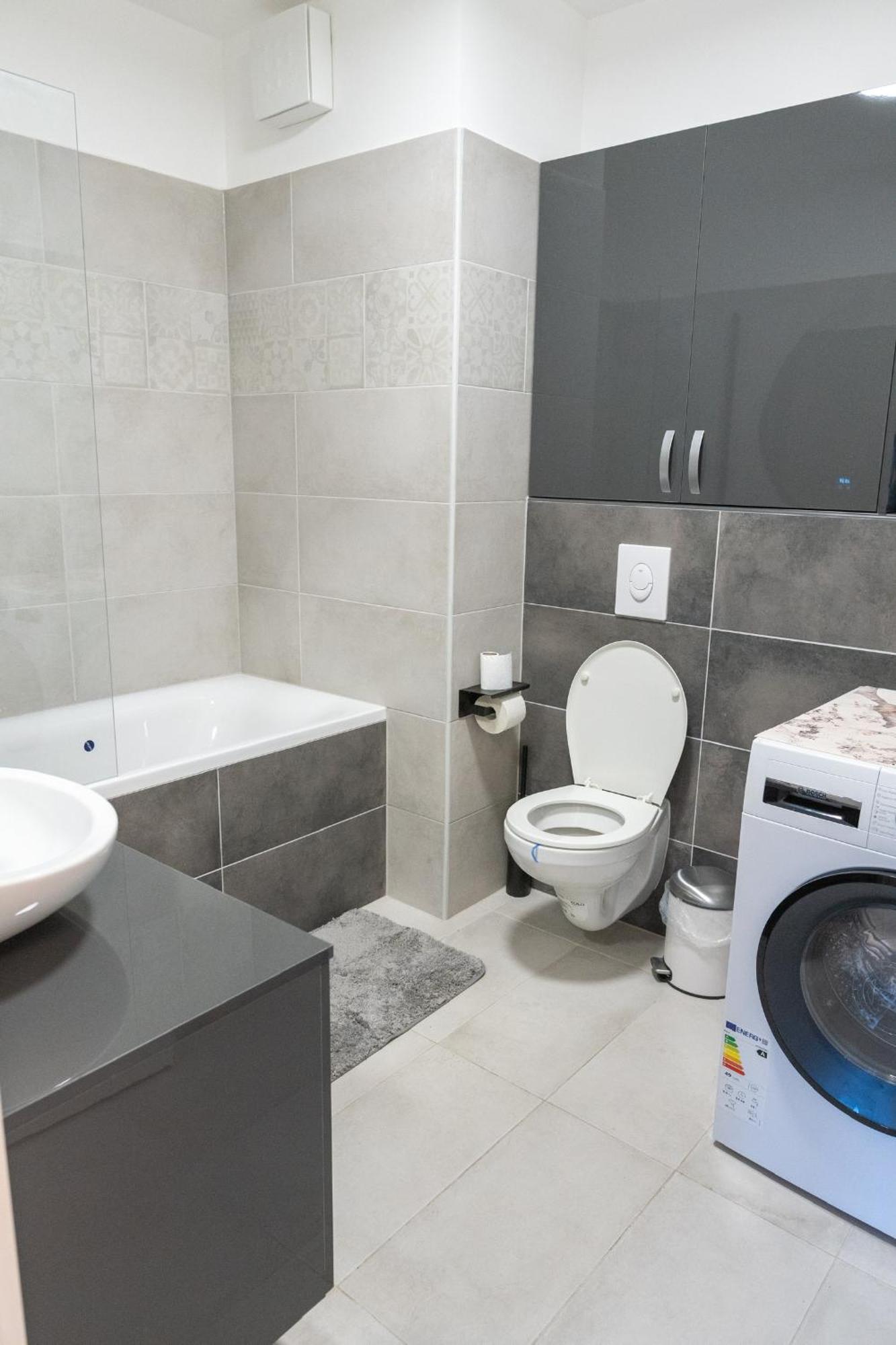Apartment Downtown 2 Bedrooms Nearby Duna River Balcony-garage 10 Euro Per Day Budapest