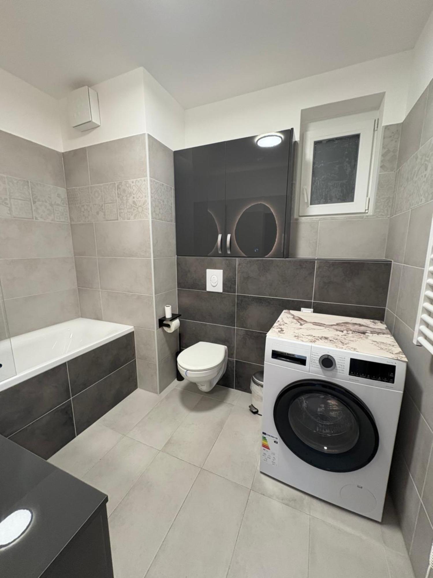 Downtown 2 Bedrooms Nearby Duna River Balcony-garage 10 Euro Per Day