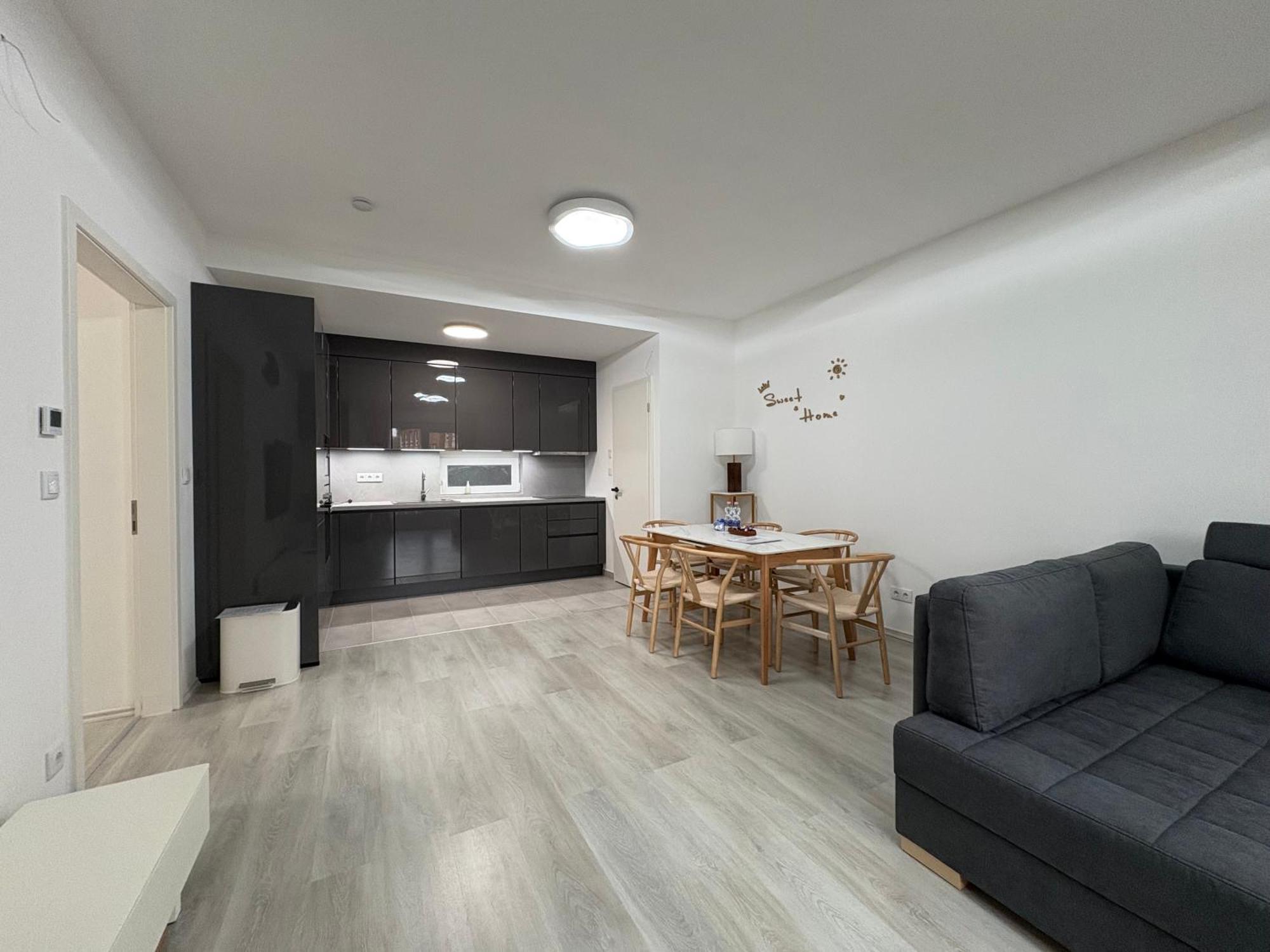 Downtown 2 Bedrooms Nearby Duna River Balcony-garage 10 Euro Per Day Apartment *