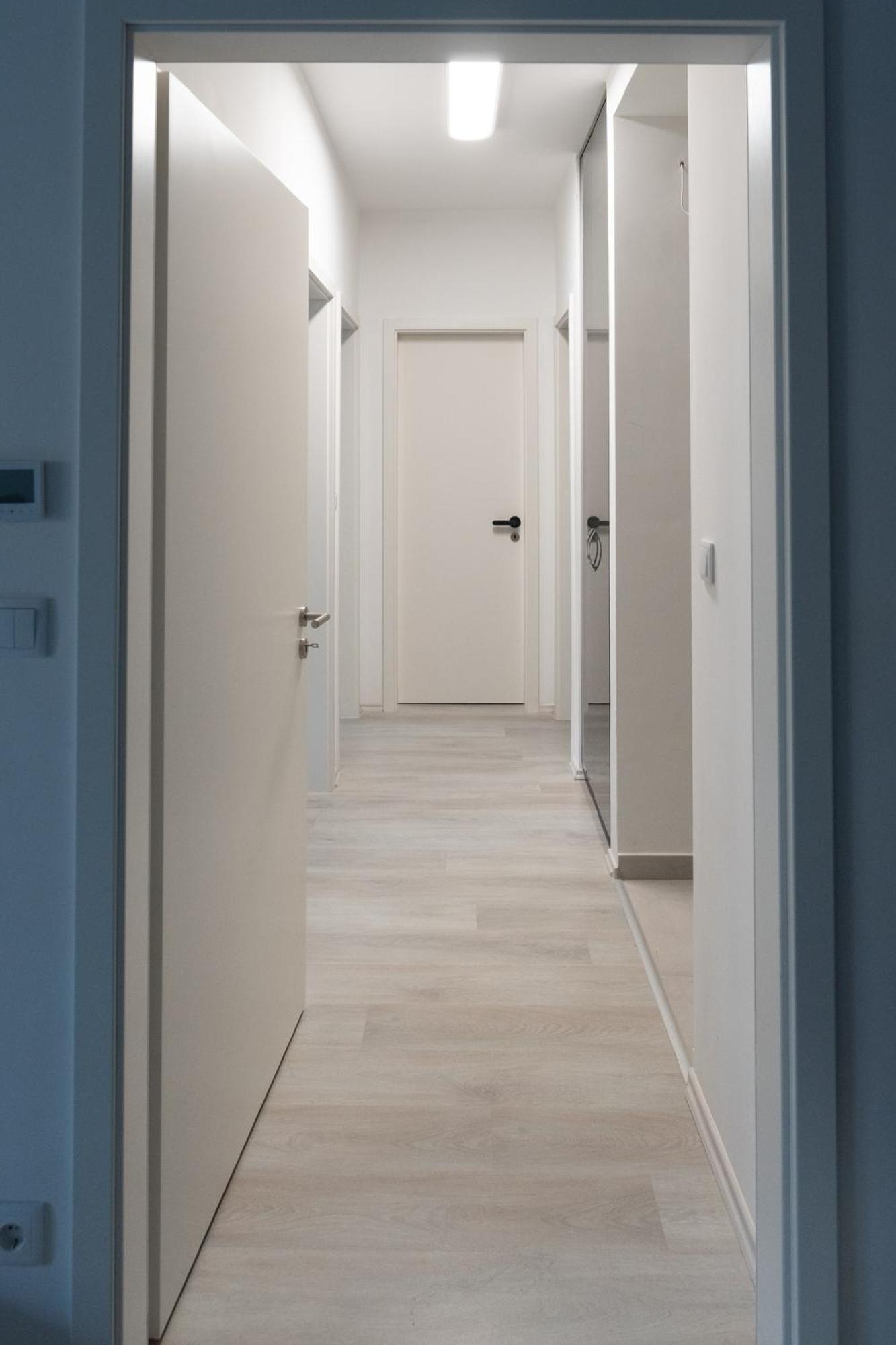 Downtown 2 Bedrooms Nearby Duna River Balcony-garage 10 Euro Per Day Appartement *